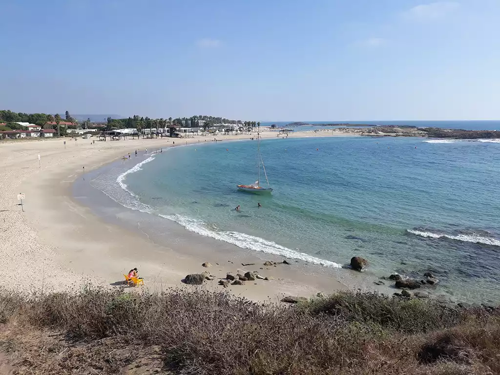 22 late Bronze Age shipwrecks along the Carmel coast of Israel - The Carmel coast at Dor Beach